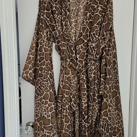 Gorgeous sexy giraffe print robe.  Long flowing sleeves OS - Picture 4 of 4